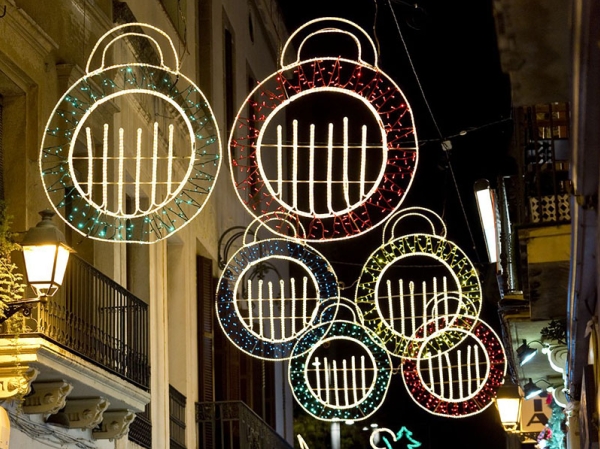 Els llums de Nadal ja illuminen els carrers de Barcelona
