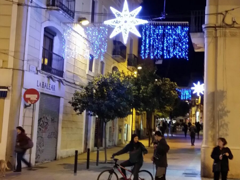 El Eix Clot ilumina las calles para festejar la Navidad contigo (1)