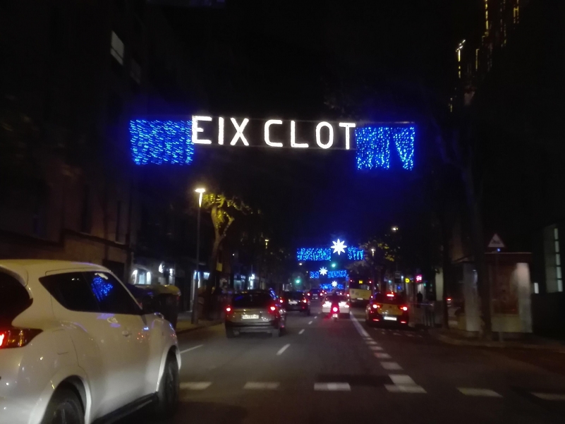El Eix Clot ilumina las calles para festejar la Navidad contigo