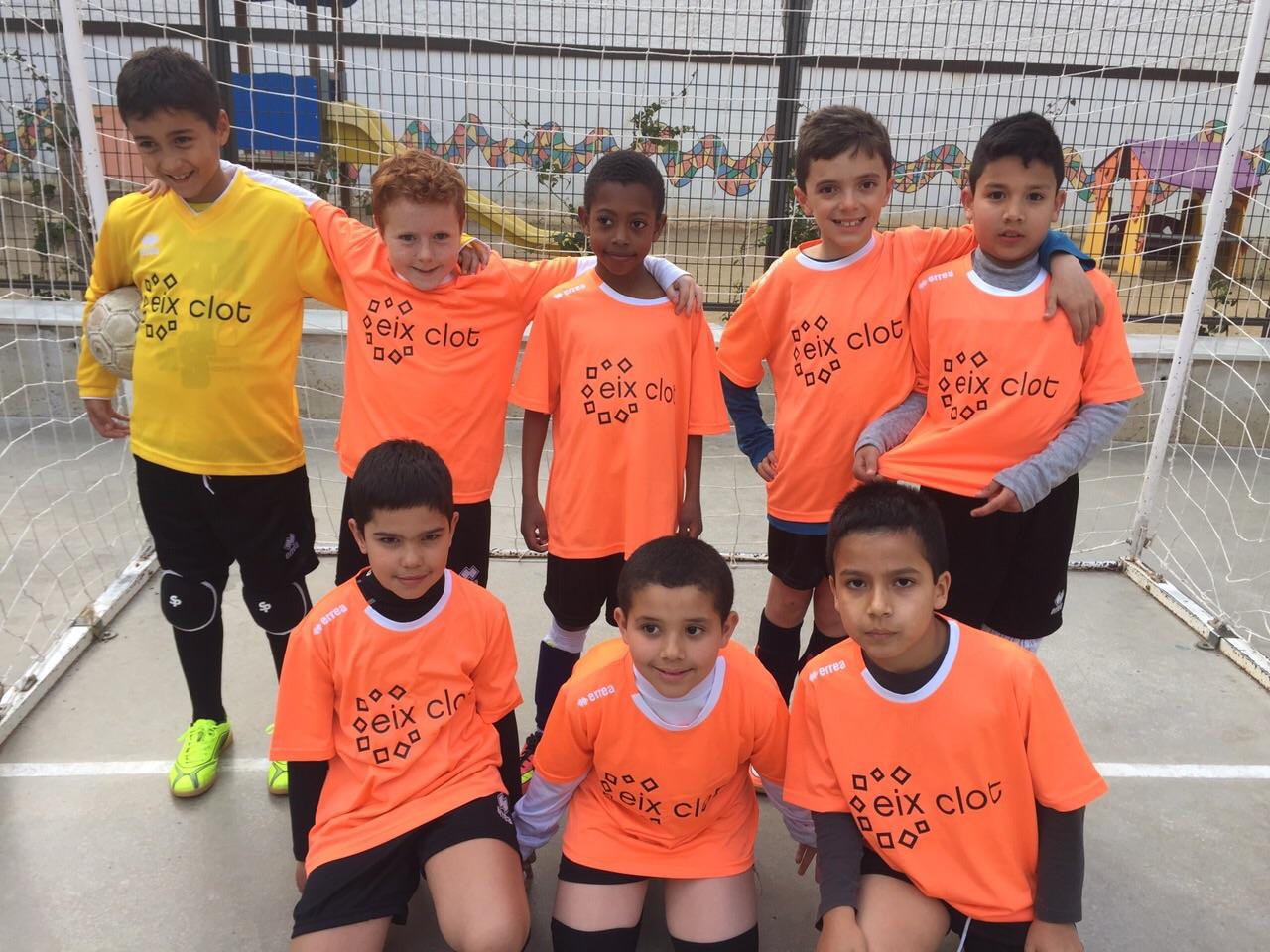 L'Eix Clot amb l'equip de futbol de l'Escola Miralletes