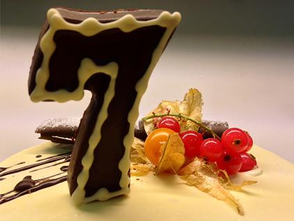 Promoción pastel + vela de chocolate